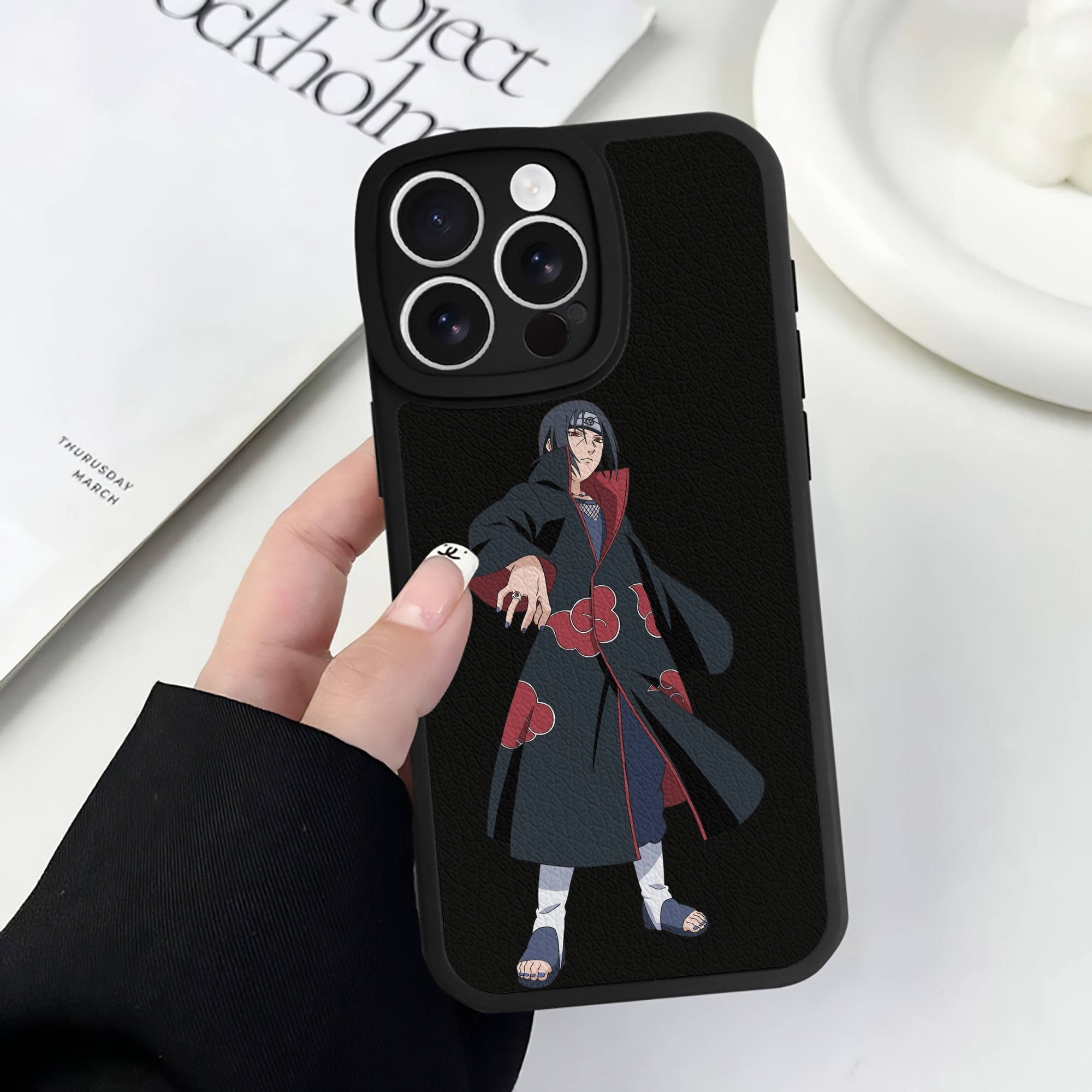 （画像用） NARUTO -ナルト- うちは イタチ Uchiha Itachi 【iPhone 16シリーズ対応】シリコンスマホケース（レザー調） 材質：シリコン